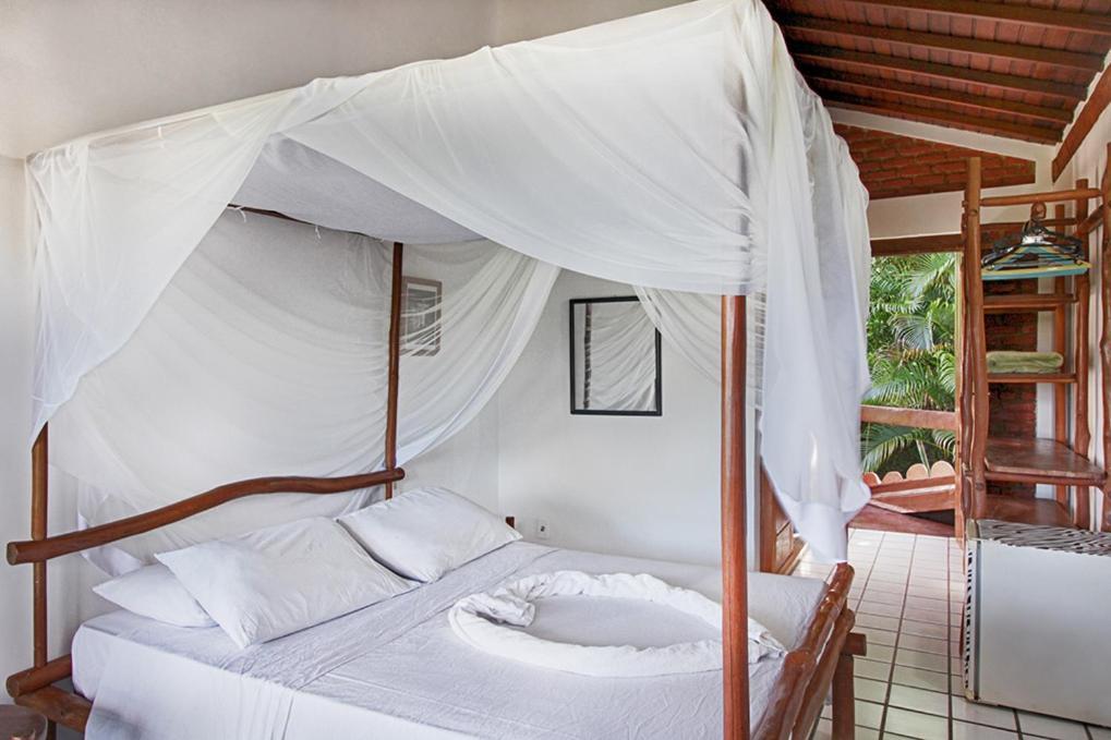 פורטו סגורו Novos Baianos Hostel E Pousada מראה חיצוני תמונה A mosquito net over a bed